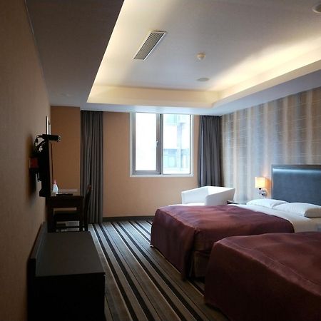 Metropolis Hotel Taoyuan Exterior photo
