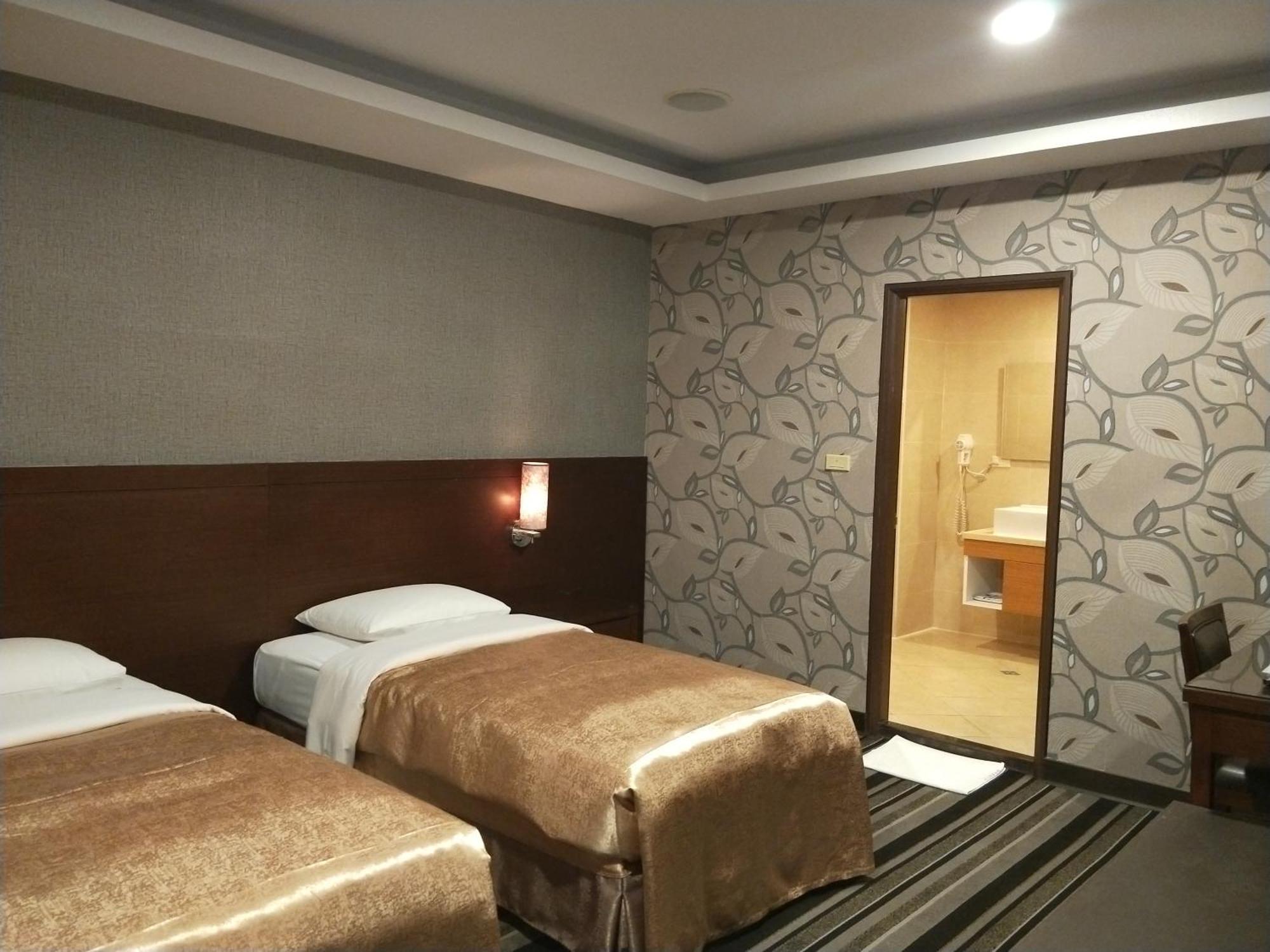 Metropolis Hotel Taoyuan Exterior photo