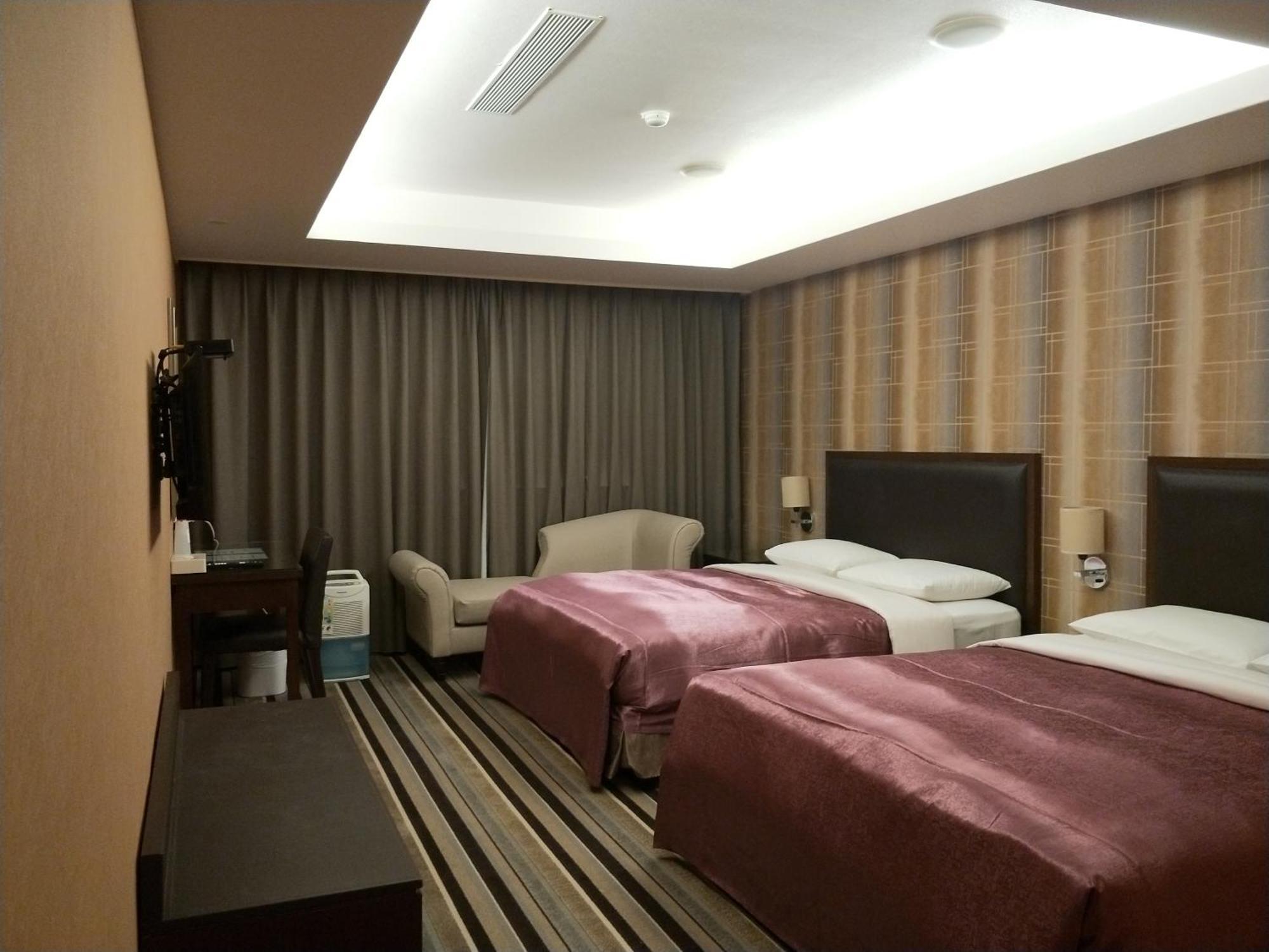 Metropolis Hotel Taoyuan Exterior photo